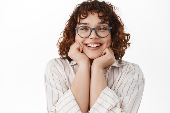 Armações de óculos de grau. Mulher usando óculos de grau sorrindo